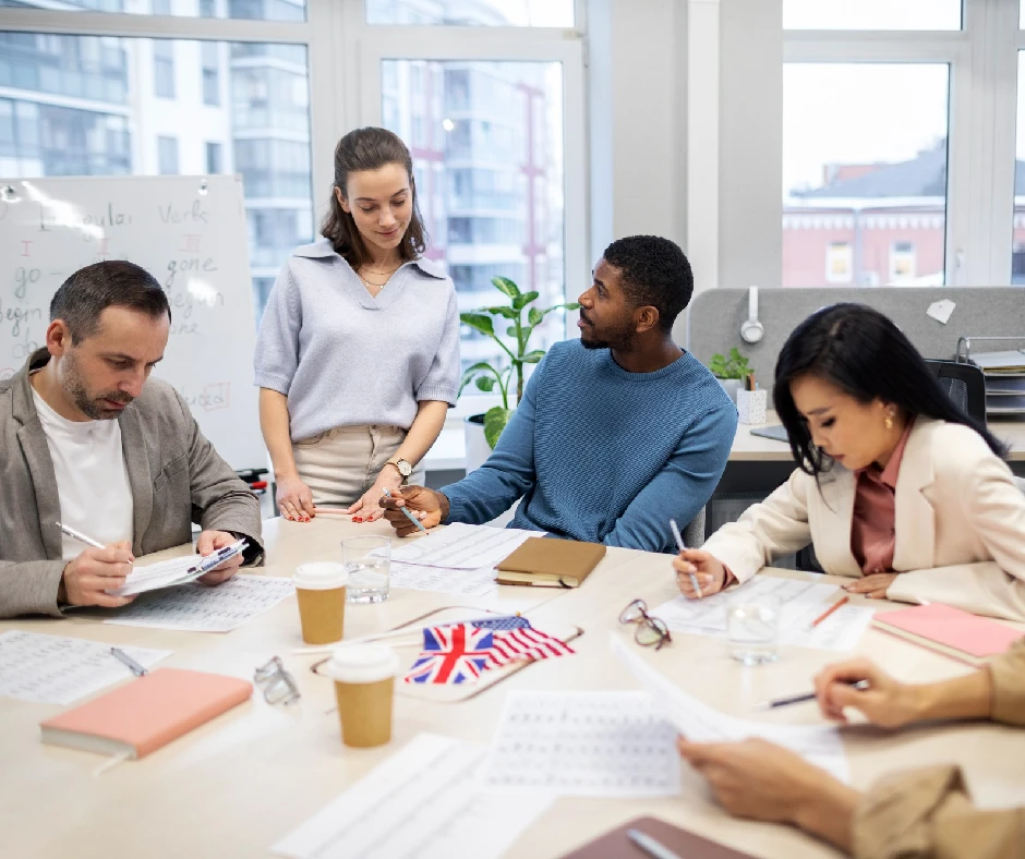 Trabajadores estudiando inglés